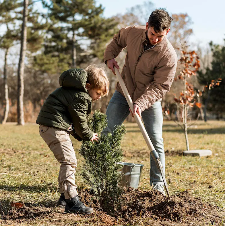 padre-e-figlio-che-piantano-un-albero